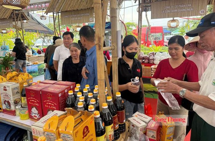 Không gian quảng bá sản phẩm OCOP tại Lào Cai mở cơ hội kết nối tiêu thụ nông sản, đặc sản địa phương với thị trường du lịch.