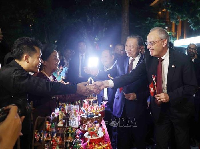 Tổng Bí thư, Chủ tịch nước Tô Lâm và Tổng thống Thụy Sĩ Guy Parmelin giao lưu với các nghệ nhân tò he làng Xuân La. Ảnh: Thống Nhất - TTXVN