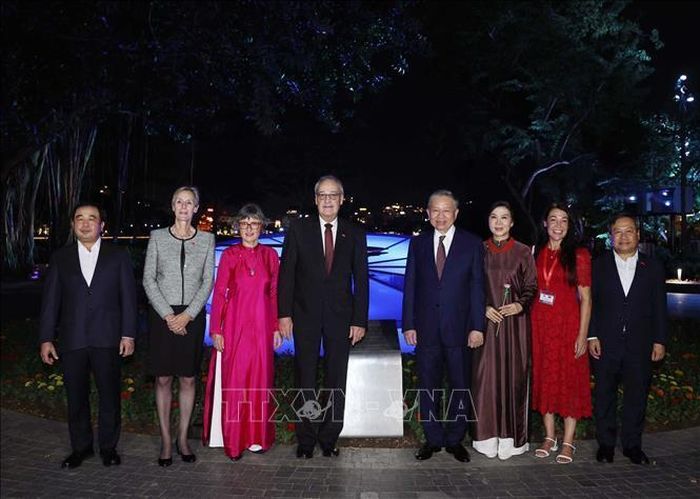 Tổng Bí thư, Chủ tịch nước Tô Lâm và Phu nhân cùng Tổng thống Thụy Sĩ Guy Parmelin và Phu nhân chụp ảnh chung với các đại biểu cạnh chiếc "Đồng hồ hoa Thuỵ Sĩ" khổng lồ bên hồ Hoàn Kiếm - món quà ý nghĩa của Thị trưởng thành phố Bern (Thụy Sĩ) dành tặng Thủ đô Hà Nội nhân dịp Đại lễ 1.000 năm Thăng Long - Hà Nội (năm 2010). Ảnh: Thống Nhất - TTXVN