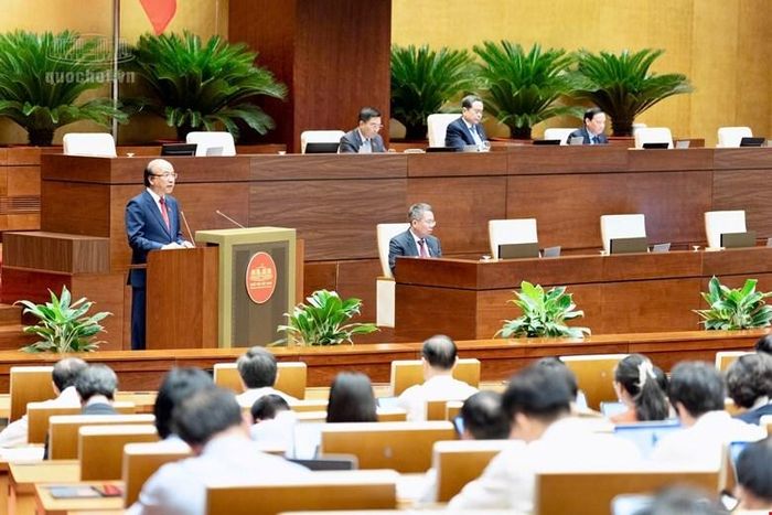  Chủ nhiệm Ủy ban Pháp luật và Tư pháp của Quốc hội Phan Chí Hiếu trình bày báo cáo thẩm tra.