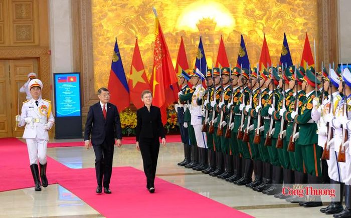 Thủ tướng Lê Minh Hưng và Thủ tướng Liechtenstein Brigitte Haas duyệt Đội danh dự Quân đội Nhân dân Việt Nam.