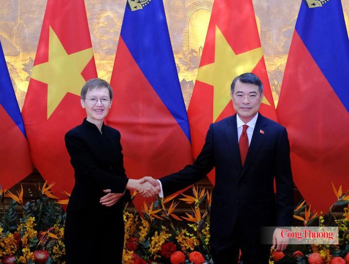 Thủ tướng Lê Minh Hưng và Thủ tướng Liechtenstein Brigitte Haas chụp ảnh chung.