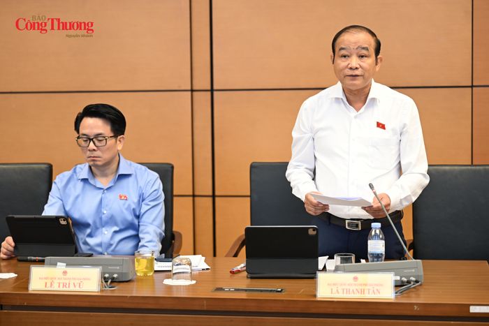 Đại biểu Lã Thanh Tân (Đoàn đại biểu Quốc hội TP. Hải Phòng) thảo luận tại tổ.