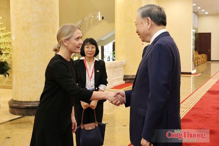 Tổng Bí thư, Chủ tịch nước Tô Lâm và bà Astrid Bergmål, Quốc vụ khanh Bộ Ngoại giao Na Uy bên lề lễ ký kết.