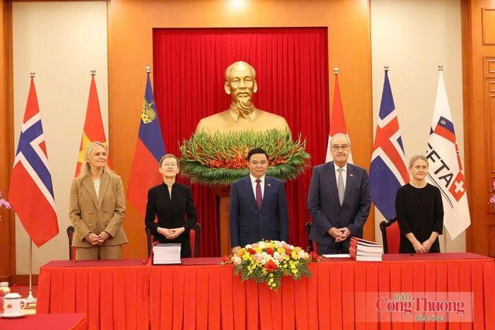 Bộ trưởng Bộ Công Thương Lê Mạnh Hùng cùng ngài Guy Parmelin, Tổng thống kiêm Bộ trưởng Bộ Kinh tế Thụy Sĩ; bà Brigitte Haas, Thủ tướng kiêm Bộ trưởng Bộ Tài chính Liechtenstein; bà Þorgerður Katrín Gunnarsdóttir, Bộ trưởng Bộ Ngoại giao Iceland và bà Astrid Bergmål, Quốc vụ khanh Bộ Ngoại giao Na Uy.