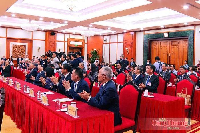 Các đại biểu trong nước và nước ngoài tham gia lễ ký kết.
