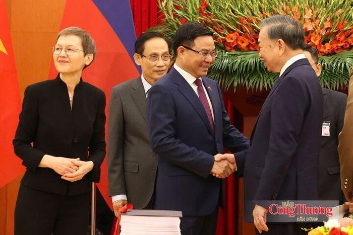 Tổng Bí thư, Chủ tịch nước Tô Lâm và Bộ trưởng Bộ Công Thương Lê Mạnh Hùng tại lễ ký kết.
