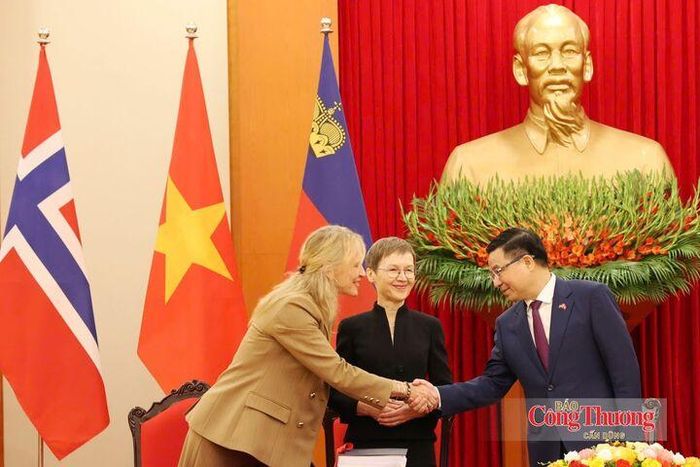 Bộ trưởng Lê Mạnh Hùng và bà Brigitte Haas, Thủ tướng kiêm Bộ trưởng Bộ Tài chính Liechtenstein bên lề lễ ký kết.