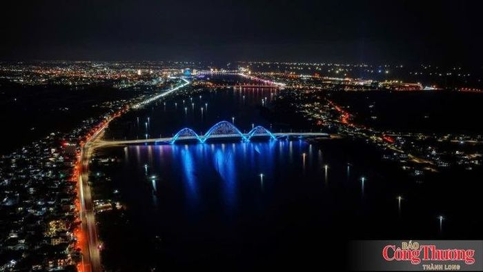Cầu Nhật Lệ 3 bắc qua sông Nhật Lệ, phía xa là cầu Nhật Lệ 2 và cầu Nhật Lệ đã đi vào hoạt động .