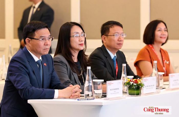 Bộ trưởng Bộ Công Thương Lê Mạnh Hùng tham dự diễn đàn.