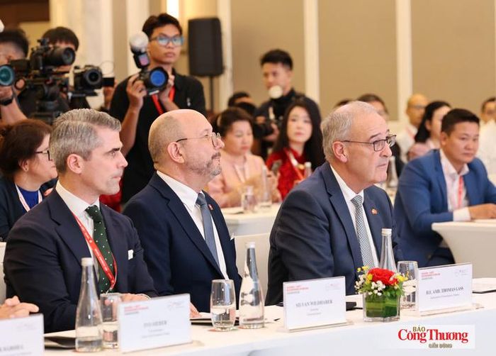 Tổng thống Liên bang Thụy Sĩ kiêm Bộ trưởng Bộ Kinh tế, Giáo dục và Nghiên cứu Guy Parmelin (ngoài cùng bên phải) tham dự diễn đàn.