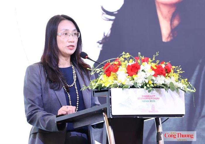 Bà Châu Mai Anh, Đại sứ Việt Nam tại Thụy Sĩ phát biểu tại diễn đàn.