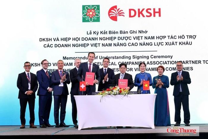 Trong khuôn khổ Lễ khai mạc SVEF 2026 đã diễn ra Lễ ký biên bản ghi nhớ giữa Tập đoàn DKSH và Hiệp hội Doanh nghiệp dược Việt Nam hợp tác hỗ trợ các doanh nghiệp Việt Nam nâng cao năng lực xuất khẩu.