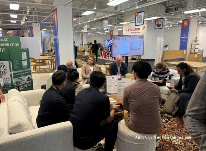 Cục Xúc tiến thương mại tiếp tục hỗ trợ doanh nghiệp Việt Nam mở rộng mạng lưới khách hàng, tăng cường kết nối với các hệ thống phân phối quốc tế tại Hội chợ. 