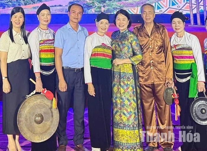 Bà Quách Thị Đa (giữa), ở thôn Đồng Nga, xã Cẩm Thủy lan tỏa bản sắc văn hóa dân tộc Mường.