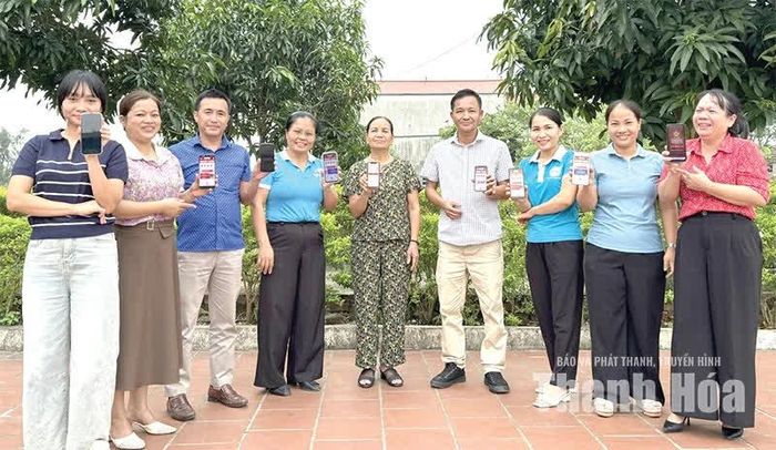 Thành viên mô hình “Chi hội số”, “Gia đình số” thôn Kim Phú, xã Hoằng Tiến hướng dẫn người dân sử dụng ứng dụng số.