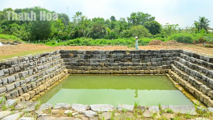 Trong tổng thể kiến trúc ấy, Giếng Vua, còn được gọi là giếng Ngự Duyên hoặc giếng Ngự Dục, là một hạng mục có vai trò riêng. Theo những ghi chép về di tích, giếng được xây dựng để phục vụ việc tế gia và trai giới trước khi tiến hành nghi lễ. Trai giới là việc tắm gội sạch sẽ, ăn chay, không uống rượu nhằm giữ thân tâm thanh sạch trước khi thực hiện nghi thức tế lễ.
