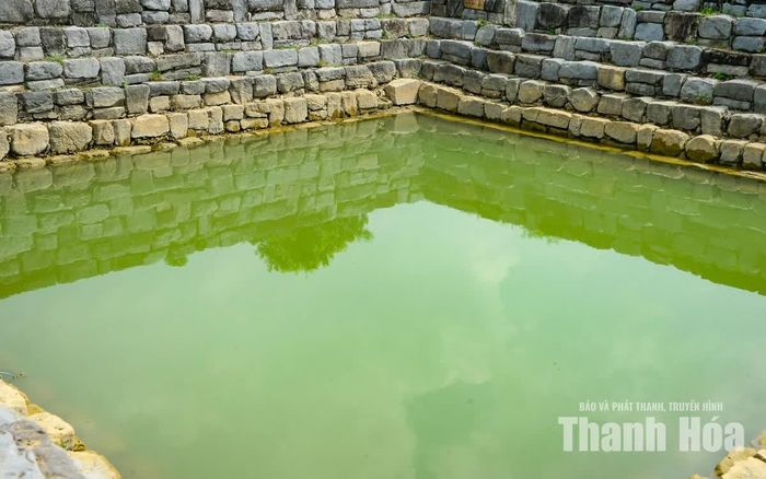 Theo thông tin về di tích, khi đào xuống đáy giếng, người ta phát hiện mạch đá ngầm chạy ngang cùng mạch nước ngầm liên tục tuôn chảy. Đây được xem là nguyên nhân khiến giếng có nguồn nước dồi dào, gắn với lời truyền rằng giếng quanh năm không cạn.