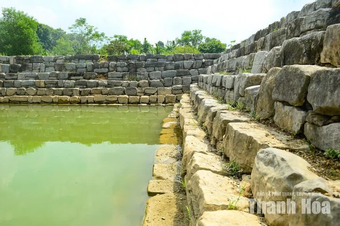 Bao quanh lòng giếng là hệ thống đá kè tạo thành các bậc thu dần từ ngoài vào trong. Tính từ trên xuống, giếng có 9 thành bậc. Độ sâu tính từ miệng giếng xuống đáy được ghi nhận khoảng 4,90m; trong khi khoảng cách từ thành bậc trên cùng đến đáy giếng là 5,6m.