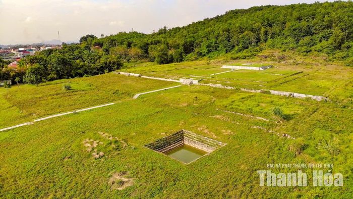 Nằm trong không gian đàn tế, Giếng Vua không đơn thuần là một công trình cung cấp nước. Giếng gắn với quá trình chuẩn bị nghi lễ, với quan niệm về sự thanh sạch và tính tôn nghiêm của những hoạt động tế trời. Công trình góp phần làm phong phú thêm giá trị của đàn tế Nam Giao, đồng thời giúp công chúng hình dung rõ hơn về cách tổ chức không gian cung đình, đời sống tín ngưỡng và tư duy kiến trúc dưới vương triều Hồ.
