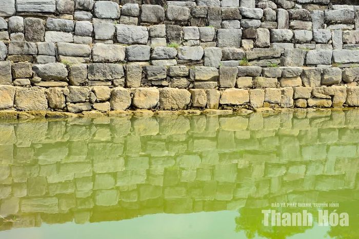 Trong số những khối đá dùng để kè các bậc thành giếng, bên cạnh các khối đá hình vuông còn có một số khối đá hình tròn. Ý nghĩa và vai trò của những khối đá này vẫn đang được các nhà khảo cổ tiếp tục giải mã.
