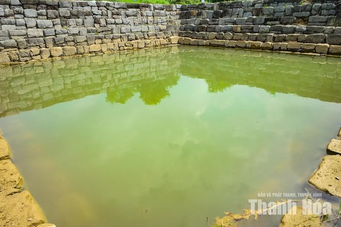 Sự kết hợp giữa mặt bằng vuông bên ngoài và lòng giếng tròn bên trong tạo nên nét kiến trúc đáng chú ý. Trong không gian đàn tế Nam Giao, cấu trúc này được diễn giải theo quan niệm biểu trưng trời tròn, đất vuông, phản ánh cách người xưa gửi gắm tư tưởng văn hóa, tín ngưỡng vào kiến trúc công trình.
