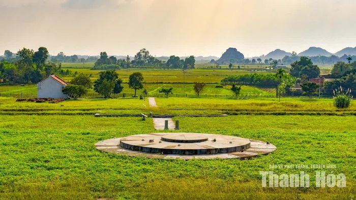 Theo sử liệu, năm 1397, Hồ Quý Ly cho xây dựng kinh đô mới tại vùng đất An Tôn (thuộc huyện Vĩnh Lộc, tỉnh Thanh Hóa trước đây). Đến năm 1398, triều đình dời đô từ Thăng Long về An Tôn, đổi tên kinh đô thành Tây Đô, nay là Thành Nhà Hồ, xã Tây Đô, tỉnh Thanh Hoá. Để hoàn thiện kinh đô mới, vương triều Hồ còn cho xây dựng đàn tế Nam Giao. Đây là nơi diễn ra các nghi lễ tế trời, cầu mong quốc thái dân an và thực hiện những nghi thức quan trọng của triều đình.