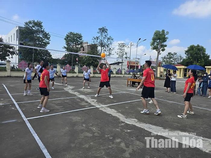 Không khí thi đấu trên sân luôn sôi nổi, hào hứng với những pha bóng đẹp mắt, những tiếng hò reo cổ vũ nhiệt tình của các cổ động viên.