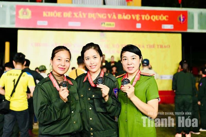 Trung tá Lê Nhật Hằng (đứng giữa) đạt Huy chương bạc tại Chung kết Hội thao Quân sự, Võ thuật và Thể thao Công an nhân dân năm 2026.