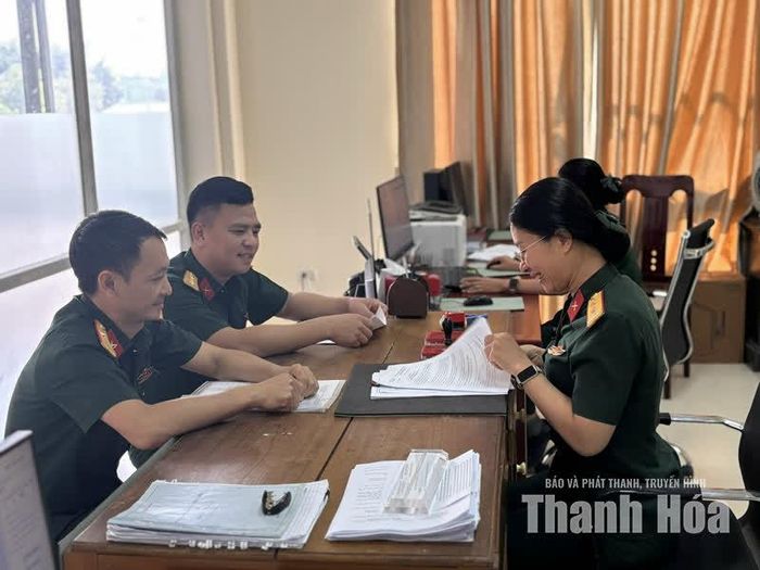 Trung tá QNCN, Phạm Thị Hà thực hiện nhiệm vụ tại bộ phận Văn thư - Bảo mật, Bộ Chỉ huy Quân sự tỉnh Thanh Hóa.
