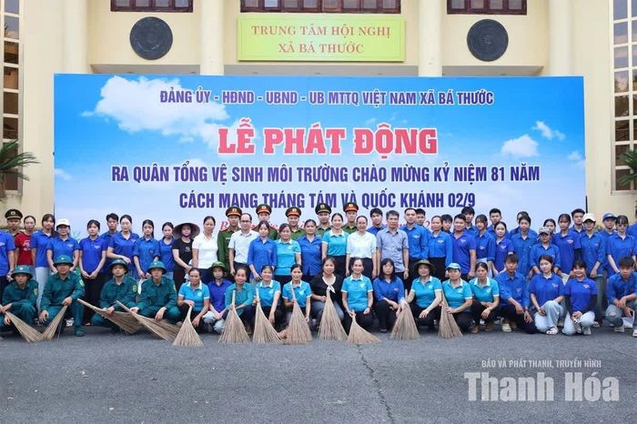 Đoàn viên thanh niên xã Bá Thước ra quân dọn dẹp vệ sinh môi trường.