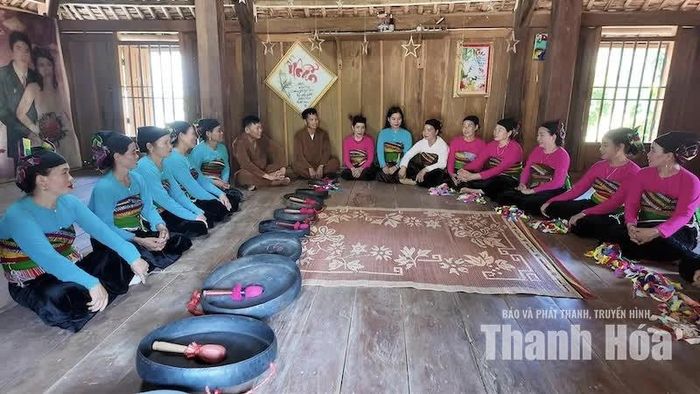 Nghệ nhân Trương Thị Thắm (giữa, áo hồng phấn) truyền đạt kinh nghiệm biểu diễn cồng chiêng cho các thành viên trong CLB.