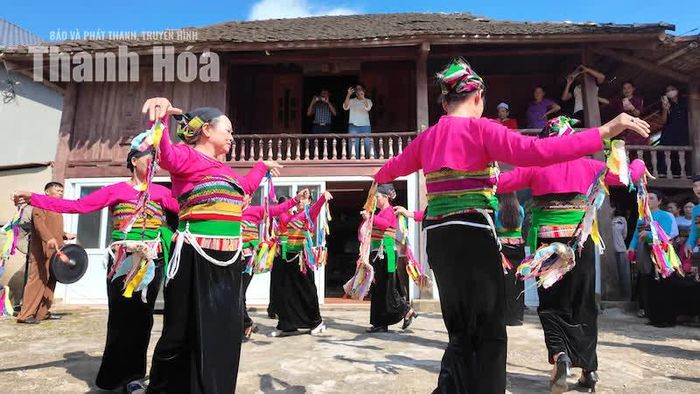 Tiết mục hòa tấu cồng chiêng - múa còn do nghệ nhân Trương Thị Thắm và các thành viên dàn dựng.
