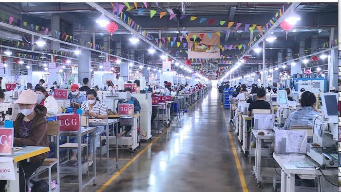 Công nhân làm việc tại Công ty TNHH Giày Venus, xã Đồng Tiến.