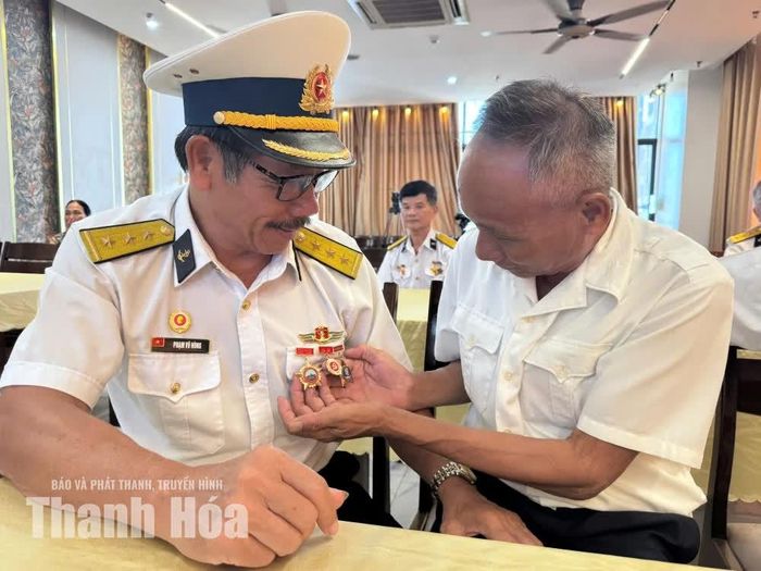 Niềm vui hội ngộ của các chiến sĩ Đoàn tàu không số.