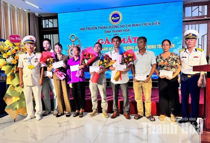 Ban Tổ chức trao quà cho thân nhân các gia đình liệt sĩ.