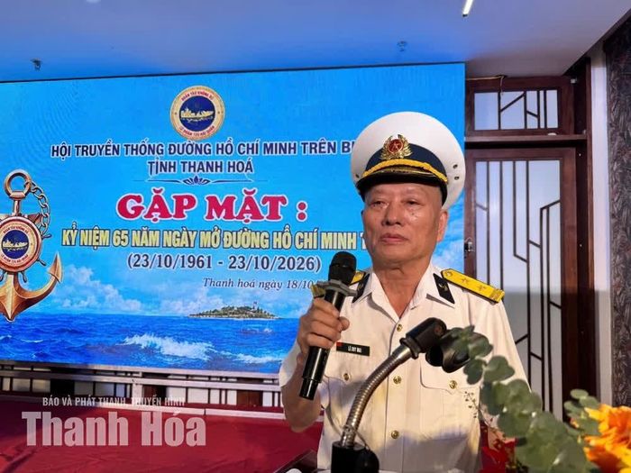 Nguyên Chi hội trưởng Hội Truyền thống đường Hồ Chí Minh trên biển tỉnh Thanh Hóa Lê Duy Mai phát biểu tại buổi gặp mặt.