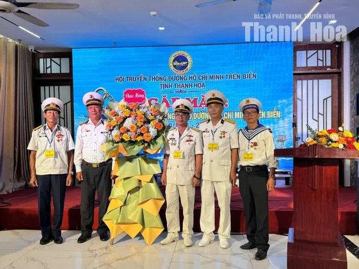 Các đại biểu tặng hoa chúc mừng Hội Truyền thống đường Hồ Chí Minh trên biển tỉnh Thanh Hóa nhân kỷ niệm 65 năm Ngày mở đường Hồ Chí Minh trên biển.