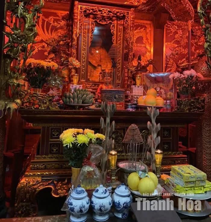 Gian thờ Thần phi luôn được nhang khói trang trọng.