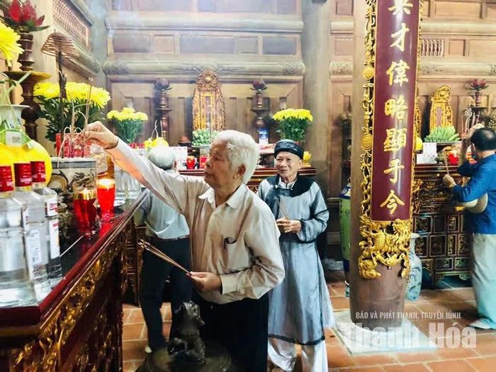 Hằng năm, vào mùng 9 tháng 5 âm lịch, con cháu dòng họ Lê dâng hương kính lễ ngày giỗ Thần phi Trịnh Thị Ngọc Lữ.