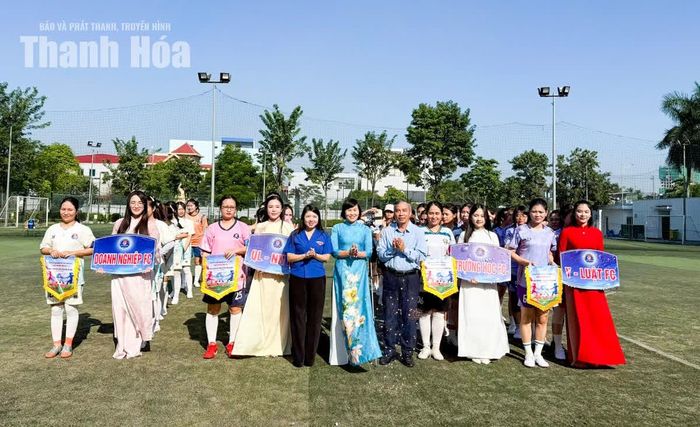Ban Tổ chức tặng cờ lưu niệm cho các đội bóng tham dự giải.