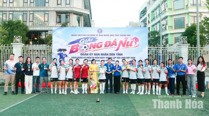Đội Trường học FC giành chức vô địch.