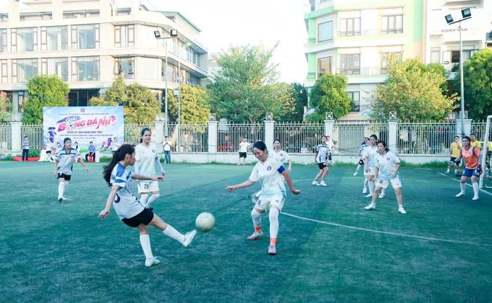 Các cầu thủ nữ tranh tài trên sân cỏ.