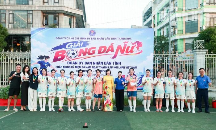 Đội Doanh nghiệp FC giành ngôi Á quân của giải.