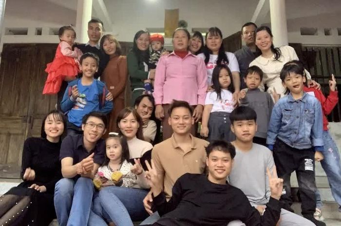 Bà Chu Thị Huấn bên các con cháu.