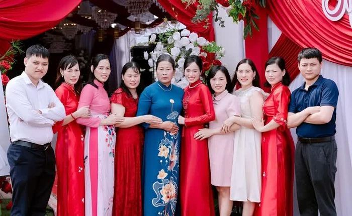 Bà Chu Thị Huấn hạnh phúc bên 9 người con.