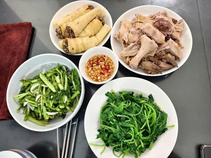 Bữa cơm gia đình giản dị là nơi yêu thương được trao gửi, vun đắp hơi ấm mỗi nếp nhà.