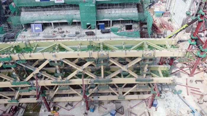 Hiện ở lòng sân, dầm chính của phần mái vòm đang được tổ hợp. 