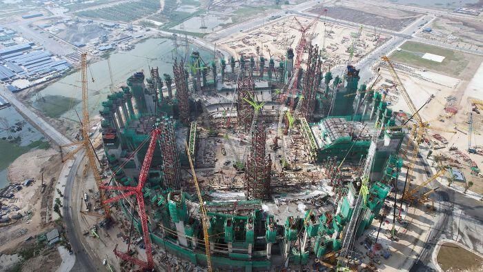 Việc xây dựng các khán đài A, B, C, D đang được tiến hành đồng thời. 