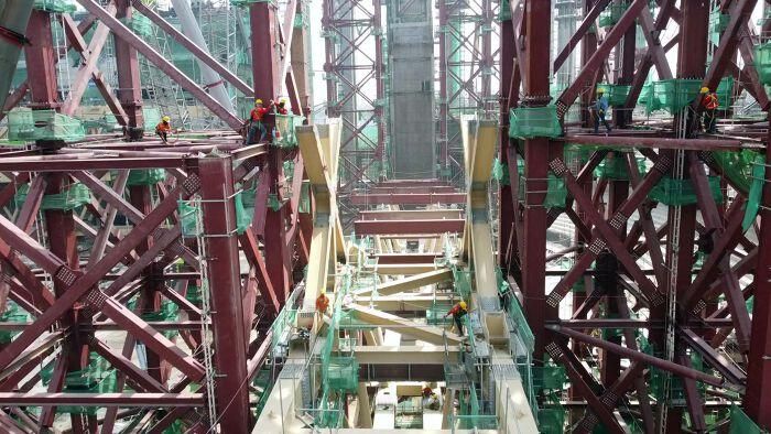 Cùng với đó là hệ thống tháp kích nâng cũng được triển khai. 